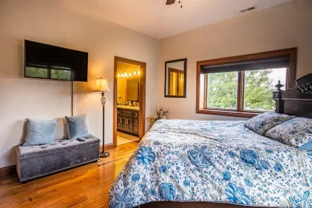 The Aviator’s Lounge, loft living in the NRG, private pool & hot tub