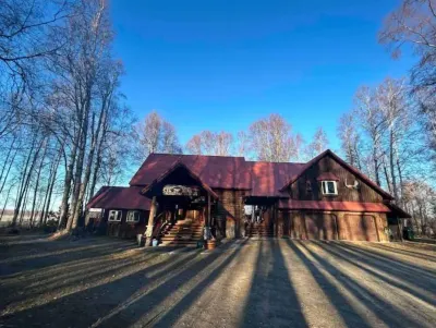 Eye of Denali: Denali View/River Front Hotel dekat Talkeetna Sundog Kennel