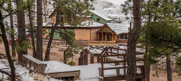 Make Your Reservation Now for a Fun Time in the Beautiful Mountains! エンジェル・ファイアーのホテル