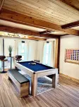 Large Modern Cabin w/balcony & large entertainment areas-hot tub and pool table! Hotels in Fayette County