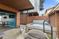 Hot Tub and Rooftop Patio- Walk to Downtown!