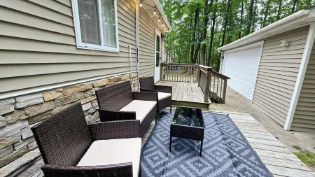 Updated Higgins Cottage w/ AC - Walking Distance to Higgins & Boat Parking