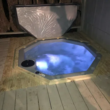Mountaintop log cabin w/ wood stove hot tub and grill near Lake Chatuge