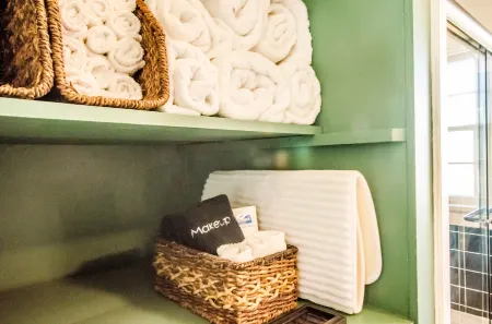 Bourbon Royale, Home of Two Kings; putting green, downtown, free coffee & snacks