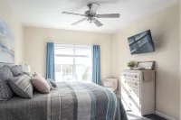 UNIQUE 4 bed/4.5 bath condo, free off-street parking, only 1.5 blocks to beach! Hotels near Hereford Inlet Lighthouse