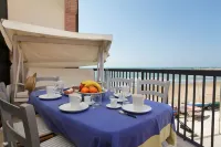 Bright apartment overlooking the beach and direct access to the sea