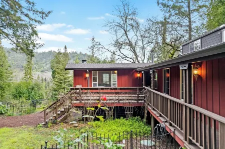 Russian River Retreat with Hot Tub, BBQ, & Deck