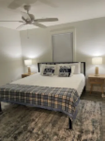 Crisp and Clean Lakefront Home sleeps 8 in 4 Bedrooms