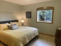 Rogue River Water Front with Hot Tub and Fenced Yard - Wifi