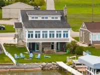Lakeside, New Large Dock & Mooring Ball. On beautiful  Lake Charlevoix 🥂 사우스 암 타운쉽 호텔