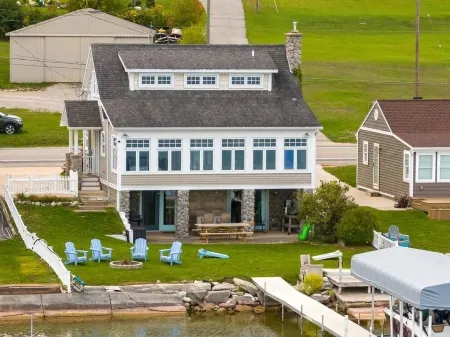 Lakeside, New Large Dock & Mooring Ball. On beautiful  Lake Charlevoix 🥂 Отели в г. Юг Арм Тауншип