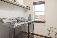Brand New Townhome - 10 Minutes from Downtown