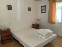 Vacation home on enclosed land 800 metres from the beach and shops Hôtels à : Mesquer