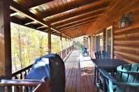 Stallion Ridge Retreat - Incredible Mountain View, Hot Tub, Romantic, Paved Road