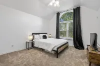 Luxurious | Pool Oasis | PS5 | 12 Beds | Aquarium Hotels near Karada DFW Restaurant