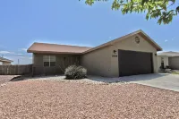 La Cueva~fantastic 3 Bedroom Home. Sleeps 6-8 People. Near Carlsbad Caverns Отели рядом с достопримечательностью «Суперцентр Уолмарт»