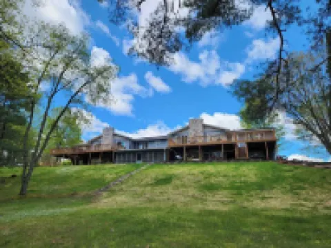Peaceful & Spacious Wolf River Home - 4 Bedrooms, Pool, Fire Pits & Scenic Views 肖諾縣酒店