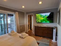 New-First Floor Lakefront, 160 ft Dock, 2 Minutes to Browns Beach & Restaurants! Hotels in Malta