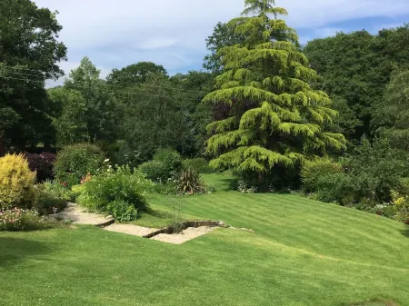 Charming Well Equipped Lodge by the Beautiful River Yarty