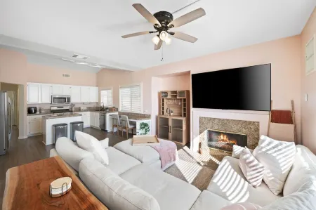 The Drexell- Newly Upgraded home w/ pool, spa, firepit! Отели рядом с достопримечательностью «40868 Ave Solana»