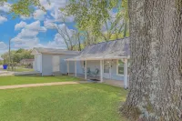 Cozy Cottage: Under 10 minutes to Pickwick Lake, downtown, & conference center!