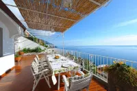Elegant and central villa with private gated parking in Positano