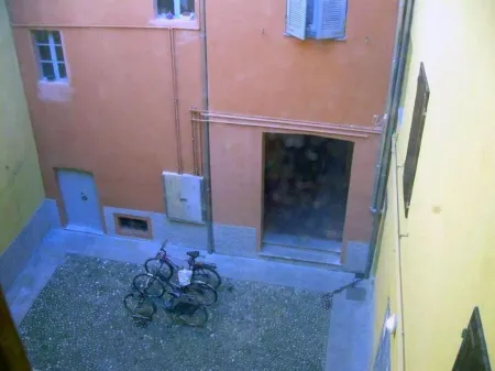 Center, wi-fi, air-conditioned, utilities room and bathroom linen cleaning included.