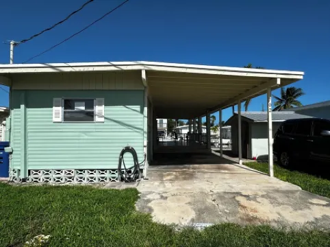 Waterfront property located inMarathon next to Sombrero Beach and 7 mile bridge