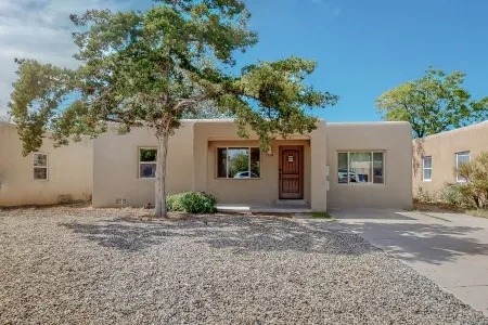 Quiet Nobhill Home, 2bd/1ba, Dog Friendly w/YARD Отели рядом с достопримечательностью «Silver Family Geology Museum»