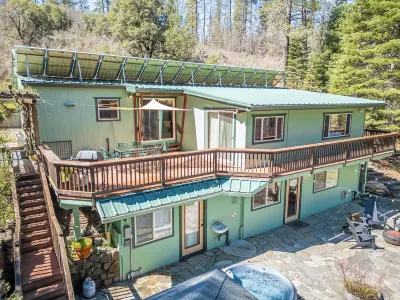 NEW Family Friendly Quiet Creekside 4 BR Hot Tub Sauna Firepit Theater Big Yard