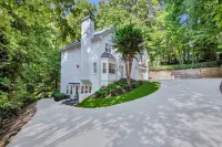 Private Luxury Spacious Atlanta Home Hotel dekat Publix Super Market at Oglethorpe Crossing