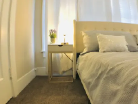 King Bed/Sleeps 4/Furnished Private APT/In-Unit Washer Dryer/Smart HDTV