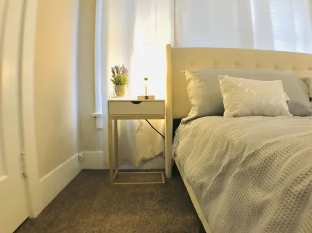 King Bed/Sleeps 4/Furnished Private APT/In-Unit Washer Dryer/Smart HDTV