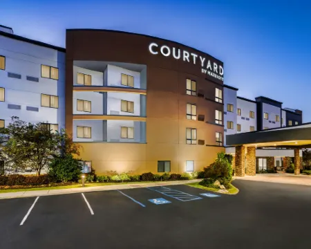 コートヤード バイ マリオットオーバーン リーのホテル