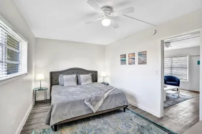 Bright Pompano Beach Aparthotel: Poolside Bliss Just Steps from the Shore!