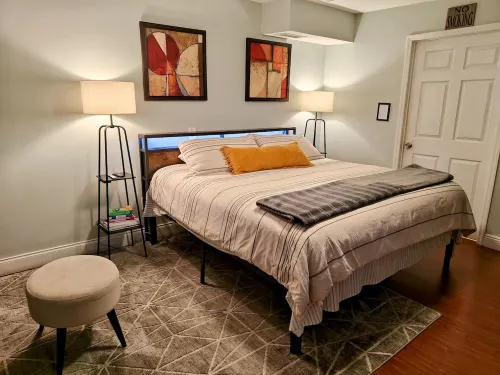 King. Minutes to Wilton Drive. Private entrance and bathroom.