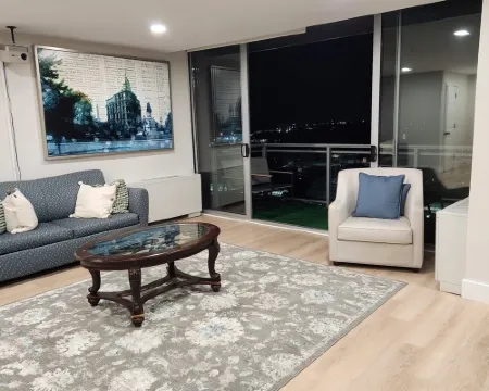 Charming Penthouse of 2-bedroom apartment in Towson with AC, fitness room, WiFi タウソンのホテル