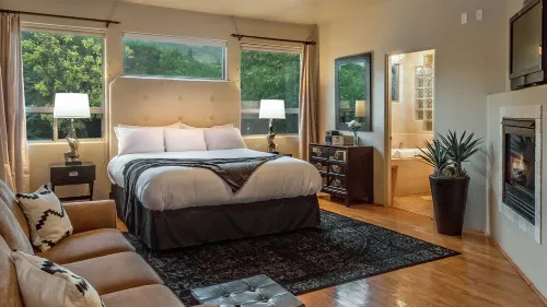 West Sedona 4BR luxury home on private half acre w/ Hot Tub & Mountain Views!