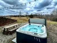 Dale Hollow Lakehouse, Hot Tub, gameroom, 2 SUPs, 4 acres, awesome views Hotels in Cumberland County