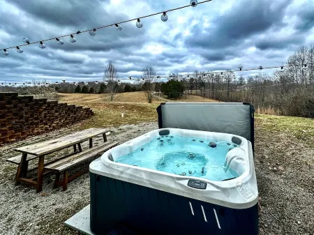 Dale Hollow Lakehouse, Hot Tub, gameroom, 2 SUPs, 4 acres, awesome views
