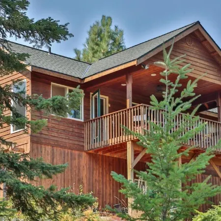 Sweet Private Leavenworth River Front Cabin with Fast WiFi & hot tub- Sleeps 6.