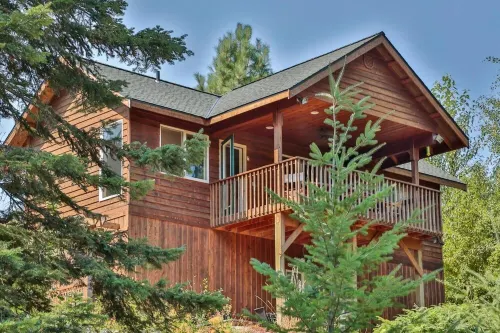 Sweet Private Leavenworth River Front Cabin with Fast WiFi & hot tub- Sleeps 6.