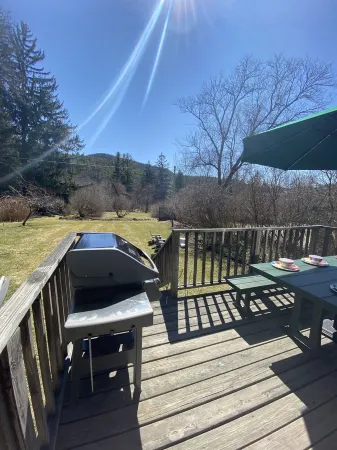 Stockbridge Village Cottage With Mountain View’s and walk to town Отели рядом с достопримечательностью «Bidwell House Museum»