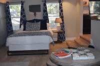 Gorgeous Hidden Gem Lake Front Studio. Come Rewind. Pet Friendly