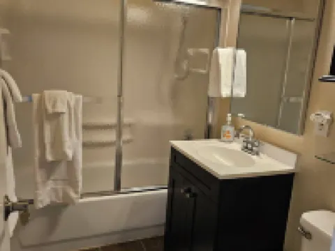 Relaxing View and Walking Distance to downtown Kirkland! Easy freeway access. โรงแรมในเคิร์กแลนด์