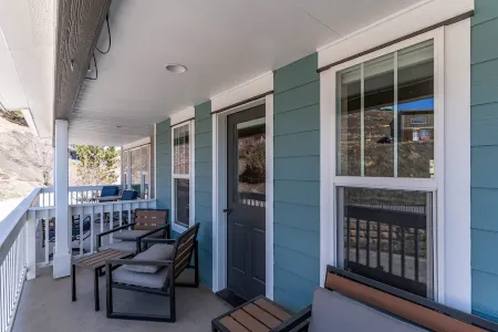 Town Home On The River. A/C. Views. Fish. Hot Springs. Walk To Town .