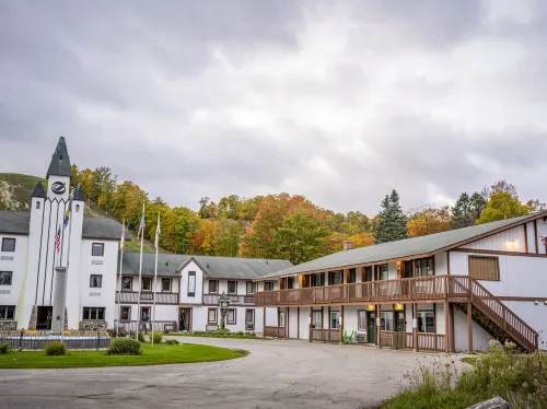 Schuss Village Golf, Close to Lakes, Pools, 3 Bedrm 2 Bath Sleeps 8!