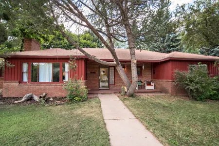 Family Home w/ Grill & Large Yard, Near Downtown Glenwood Springs! Dog Friendly! Отели рядом с достопримечательностью «The Hideout at Glenwood Springs»