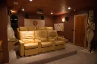 Private Luxury Retreat: In-home Theatre, Hot Tub, Gym, Game Room, and Zebra!