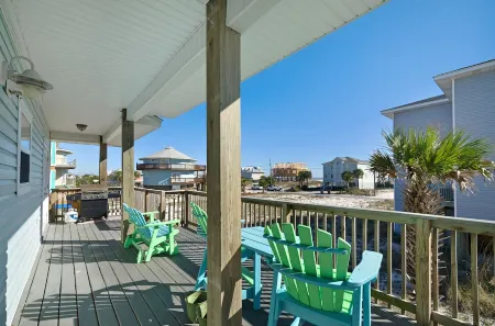 Beachside Haven: Spacious 6-Bedroom Retreat Just Steps from the Sand